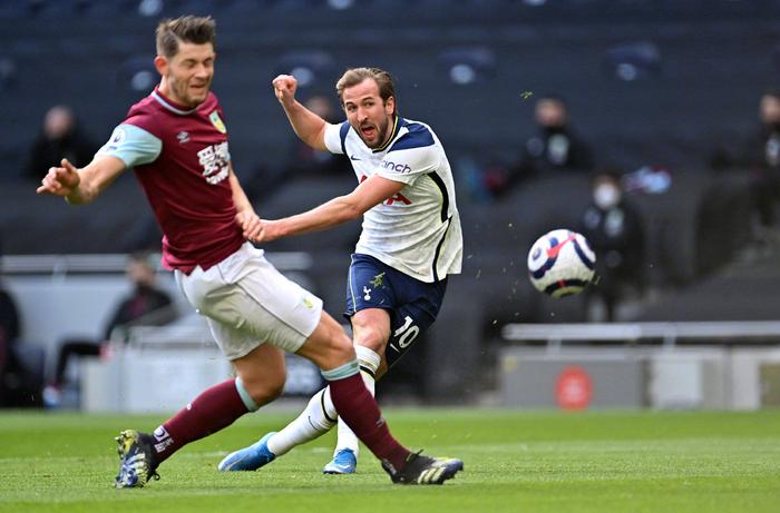 多特蒙德战平里昂，贝尔梅开二度英超的简单介绍