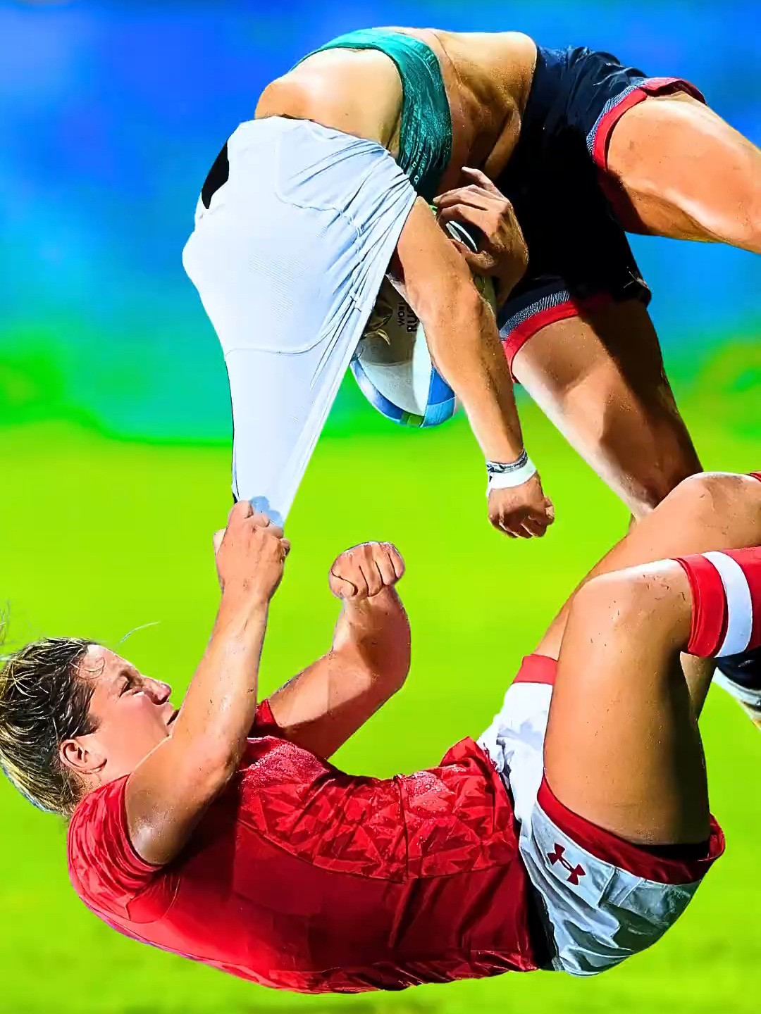 比试激烈：女子足球队员一决胜负的简单介绍